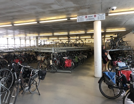Foto van de binnenkant van de APCOA fietshersteldienst te Leuven.