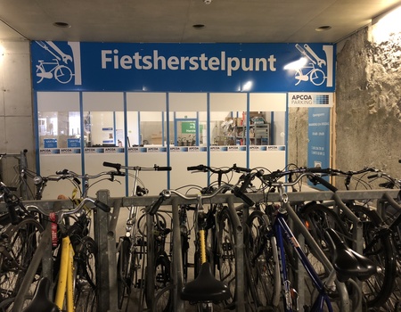 APCOA fietshersteldienst & fietsenparking onder het NMBS station te Gent-Sint-Pieters.